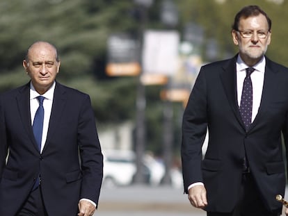 Jorge Fernández Díaz y Mariano Rajoy en la entrega de la Bandera Nacional a la primera Zona de la Guardia Civil,  en noviembre de 2015.