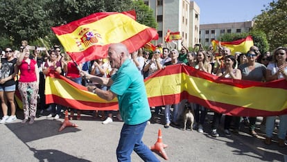 Vecinos de Castell&oacute;n despiden con gritos de &aacute;nimo a guardia civiles destinados a Catalu&ntilde;a para reforzar el dispositivo policial ante el refer&eacute;ndum del 1 de octubre. 