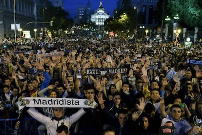 La calle Alcal&aacute;, vista desde la plaza de la Cibeles, abarrotada de seguidores del Real Madrid.