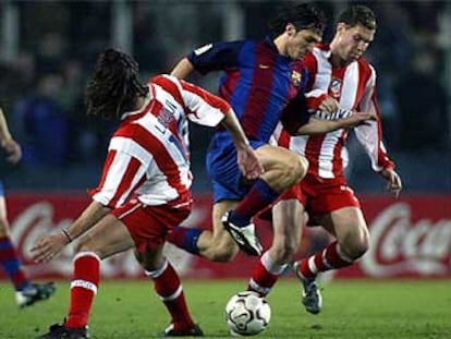 Lequi y Nano intentan frenar a Luis García en un Barça-Atlético.
