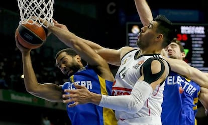 Ay&oacute;n pelea un rebote a Randle, en el Madrid-Maccabi