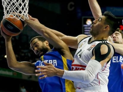 Ayón lluita per un rebot amb Randle, en el Madrid-Maccabi.