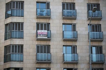 Cartel de piso en alquiler en Barcelona.