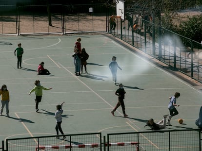 Niños jugando en el patio de un colegio en Madrid, el pasado 15 de febrero.