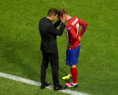 FOTOGALERÍA | Simeone anima a Griezmman.