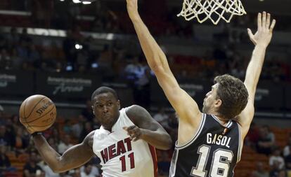 Pau Gasol, ante Dion Waiters.