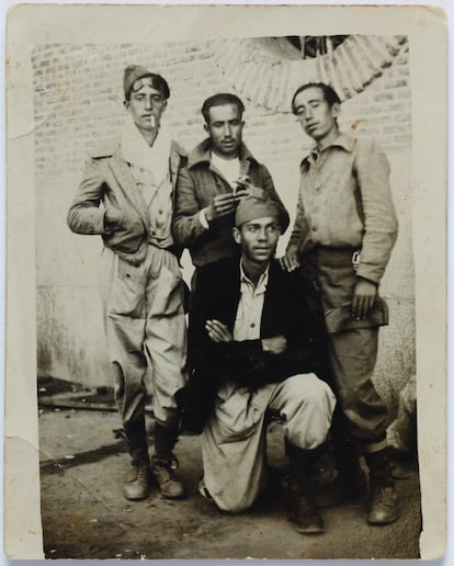 El poeta y soldado, Miguel Hernández (agachado) con otros milicianos, hacia 1937.