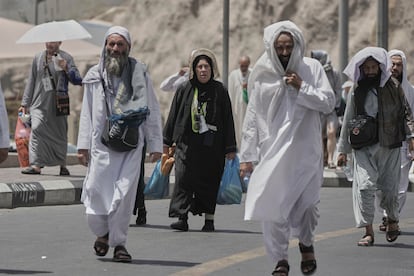 Varios peregrinos, el pasado lunes cerca de la Gran Mezquita de La Meca (Arabia Saudí).