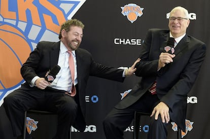 James Dolan, el propietario de los Knicks, junto a Phil Jackson, en la presentaci&oacute;n del nuevo presidente del equipo de Nueva York.