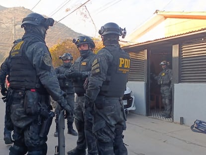 Agentes de la PDI durante un operativo, en una imagen de archivo.