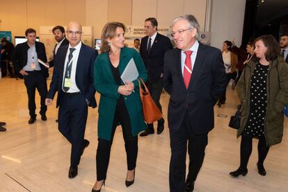 La ministra Teresa Ribera, junto a Jorge Barredo (a su derecha) y José Donoso.