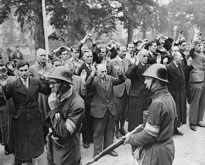 Los llamados patriotas holandeses, con cascos de acero, fusiles y brazaletes naranja identificativos, reúnen a ciudadanos acusados de colaborar con los nazis. Fueron detenidos tras la liberación de la ciudad de Nimega por las tropas estadounidenses en septiembre de 1944.