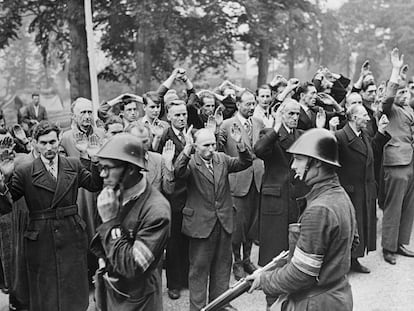 Los llamados patriotas holandeses, con cascos de acero, fusiles y brazaletes naranja identificativos, reúnen a ciudadanos acusados de colaborar con los nazis. Fueron detenidos tras la liberación de la ciudad de Nimega por las tropas estadounidenses en septiembre de 1944.