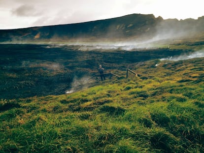 Fotografía cedida por la Municipalidad de la Isla de Pascua que muestra el área de un incendio en la Isla.
