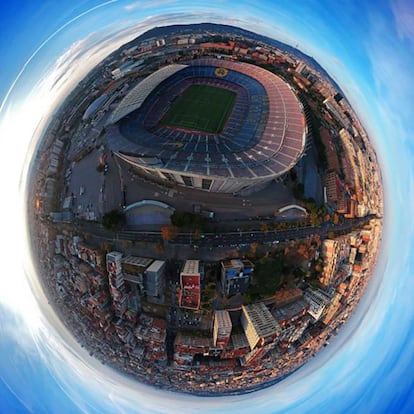 La Sagrada Família és fotografiada diàriament per milers de turistes a Barcelona. A la imatge, vista aèria de l'estadi Camp Nou del FC Barcelona.