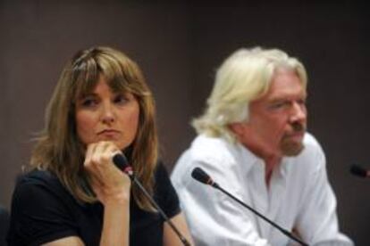 La actriz neozelandesa Lucy Lawless, junto al propietario de la aerolínea Virgin, Richard Branson, en junio de 2012 con motivo del lanzamiento de un manifiesto promovido por Greenpeace para salvar el Ártico. EFE/Archivo