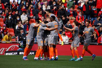 Los jugadores del Valencia celebran el gol de Gabriel Paulista contra el Mallorca.