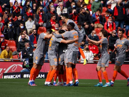 Los jugadores del Valencia celebran el gol de Gabriel Paulista contra el Mallorca.