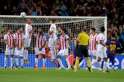  Lionel Messi (derecha) marca el segundo gol del equipo barcelonés.