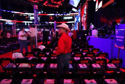 Un asistente a la convención del Partido Republicano busca su asiento en el Tampa Bay Times Forum, en Florida.