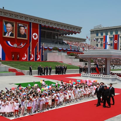 Pyongyang (Korea, Democratic People''s Republic Of), 18/06/2024.- Russian President Vladimir Putin (L) and North Korean leader Kim Jong Un (2-R) attend an official welcoming ceremony during their meeting in Pyongyang, North Korea, 19 June 2024. The Russian president is on a state visit to North Korea from 18-19 June at the invitation of the North Korean leader. He last visited North Korea in 2000, shortly after his first inauguration as president. (Rusia) EFE/EPA/VLADIMIR SMIRNOV / SPUTNIK / KREMLIN POOL MANDATORY CREDIT
