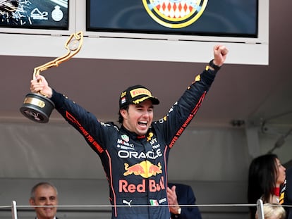 El piloto mexicano Checo Pérez celebra la victoria en el Gran Premio de Mónaco, este domingo.