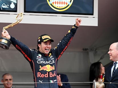 El piloto mexicano Checo Pérez celebra la victoria en el Gran Premio de Mónaco, este domingo.