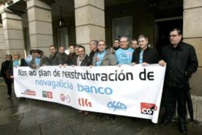 Protesta de los representantes sindicales de Novagalicia Banco contra el nuevo plan de reestructuración que les quieren aplicar desde la dirección. EFE/Archivo