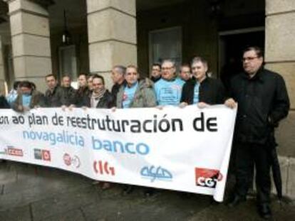 Protesta de los representantes sindicales de Novagalicia Banco contra el nuevo plan de reestructuración que les quieren aplicar desde la dirección. EFE/Archivo