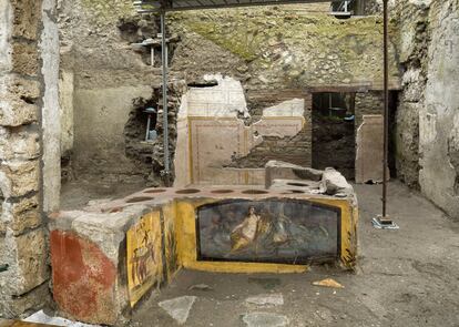 Una parte del termopolio, en el área arqueológica de Pompeya, el lugar donde se servía comida y bebida a los habitantes, intacto y decorado y con aún restos de alimentos.