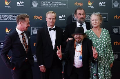 Los actores Christian Andrén (2d, delante), Johan Kylén (2d, detrás) y Anna Bjelkerud (d), entre otros, durante la presentación hoy de "Jäten" en la 64 edición del Festival Internacional de Cine de San Sebastián, donde compite en la sección oficial.