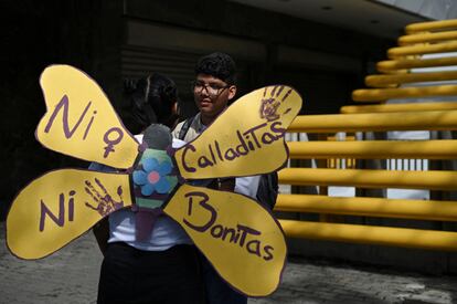 Una niña con alas de mariposa participa en la protesta contra la violencia machista en Caracas. Durante 2021, el Ministerio Público de Venezuela abrió 209 casos por violencia de género.