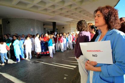 Protestas delante del Hospital.
