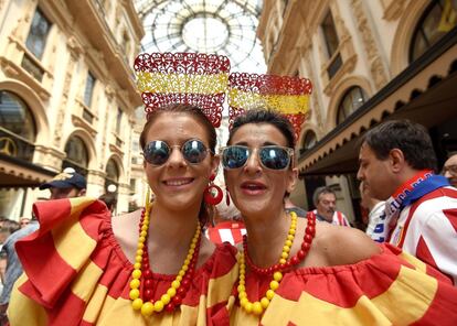 Dos seguidoras españolas disfrutan en las calles de Milán horas antes del partido de la final de la Liga de Campeones que disputarán el Atlético de Madrid y el Real Madrid en San Siro, Milán.