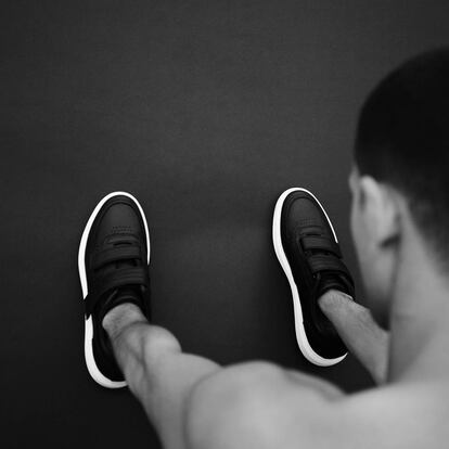 El calzado cómodo tiene sus propias categorías, y la firma italiana Geox puede presumir de haber inaugurado la suya propia: la de zapatos ligeros que permiten que el pie respire sin renunciar a un cierto clasicismo. Aquí, en piel negra, suela blanca y bandas de velcro.