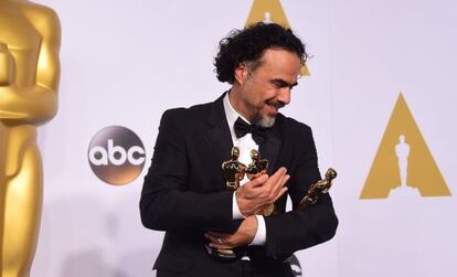 Alejandro Gonzalez Iñárritu acuna los Oscars de 'Birdman'.