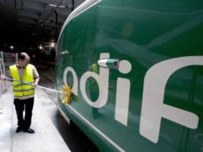 Adif tiene la intención de poner a la venta 423 estaciones de tren desvinculadas del uso ferroviario. EFE/Archivo
