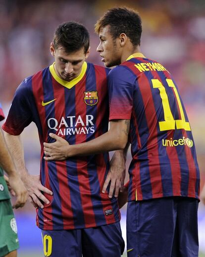 Neymar con Messi durante el partido.