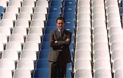 Jorge Valdano, en las gradas del estadio Santiago Bernabéu.