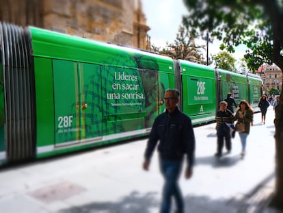 El Metrocentro de Sevilla con publicidad institucional del 28-F.