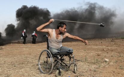 Saber al-Ashkar, de 29 años, lanza rocas durante los enfrentamientos con las fuerzas israelíes a lo largo de la frontera con la franja de Gaza, el 11 de mayo de 2018. Más de cincuenta palestinos murieron a causa del fuego israelí desde que comenzaron las protestas y los enfrentamientos el 30 de marzo, con la intención de que refugiados palestinos pudieran ocupar nuevamente el territorio que hoy es Israel. Debido a la imposibilidad de obtener una derivación médica para ser operados fuera de la Franja, muchos palestinos sufren amputaciones de miembros. Desde diciembre de 2017, el funesto balance apunta a 142 fallecidos y 19.000 heridos, según el Ministerio de Salud palestino.