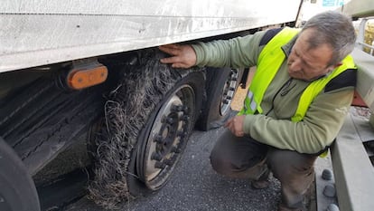 Rueda pinchada de un camión en la AP-7