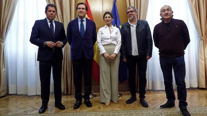 De izquierda a derecha en una imagen de 2021, Gerardo Cuerva (Cepyme); Antonio Garamendi (CEOE); Yolanda Díaz (Ministra de Trabajo); Unai Sordo (CC OO); y Pepe Álvarez (UGT).