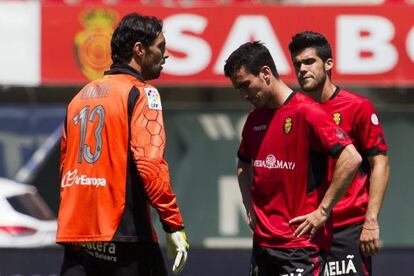 Los mallorquinistas Aouate, Alfaro y Kevin, tras empatar ante el Levante (1-1)