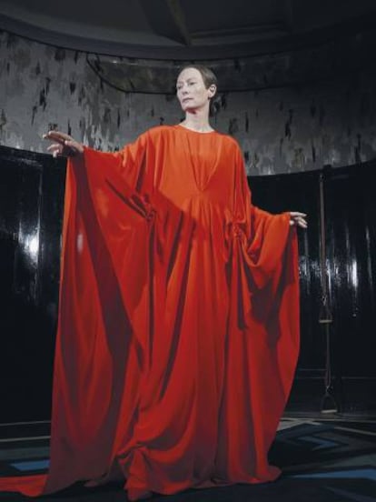 Tilda Swinton, vestida para hechizar por Giulia Piersanti en la
nueva versión de 'Suspiria'.