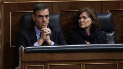 El presidente del Gobierno, Pedro Sánchez, y la vicepresidenta, Carmen Calvo, este martes en el Congreso.