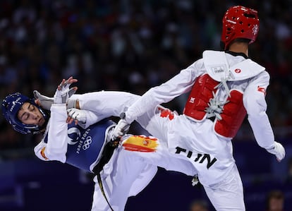 El tunecino Mohamed Khalil Jendoubi ataca a Adrián Vicente en el combate por el bronce.