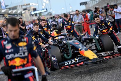 El equipo de Max Verstappen prepara el coche antes de la carrera.