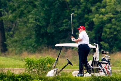 El presidente de EE UU, Donald Trump, que ha anunciado este viernes haber contraído la covid-19, en un campo de golf en Sterling, Virginia, el 27 de junio de 2020.