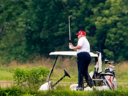 El presidente de EE UU, Donald Trump, que ha anunciado este viernes haber contraído la covid-19, en un campo de golf en Sterling, Virginia, el 27 de junio de 2020.